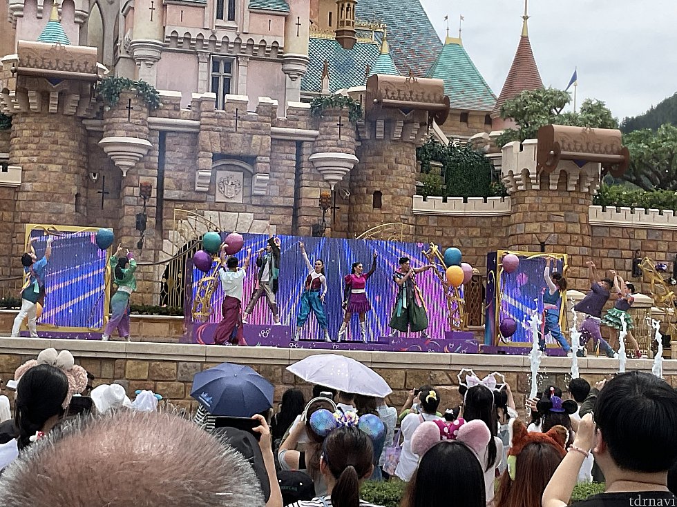 ダンサーさん登場後、シンガーさん4名が登場