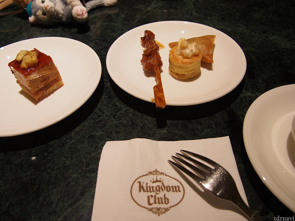 夜軽食。キャラメルムースのケーキとクラムチャウダーのようなものが乗った小さなパイ。やきとりもつい取ってしまいます。
紙ナプキンのロゴがカッコイイ。
