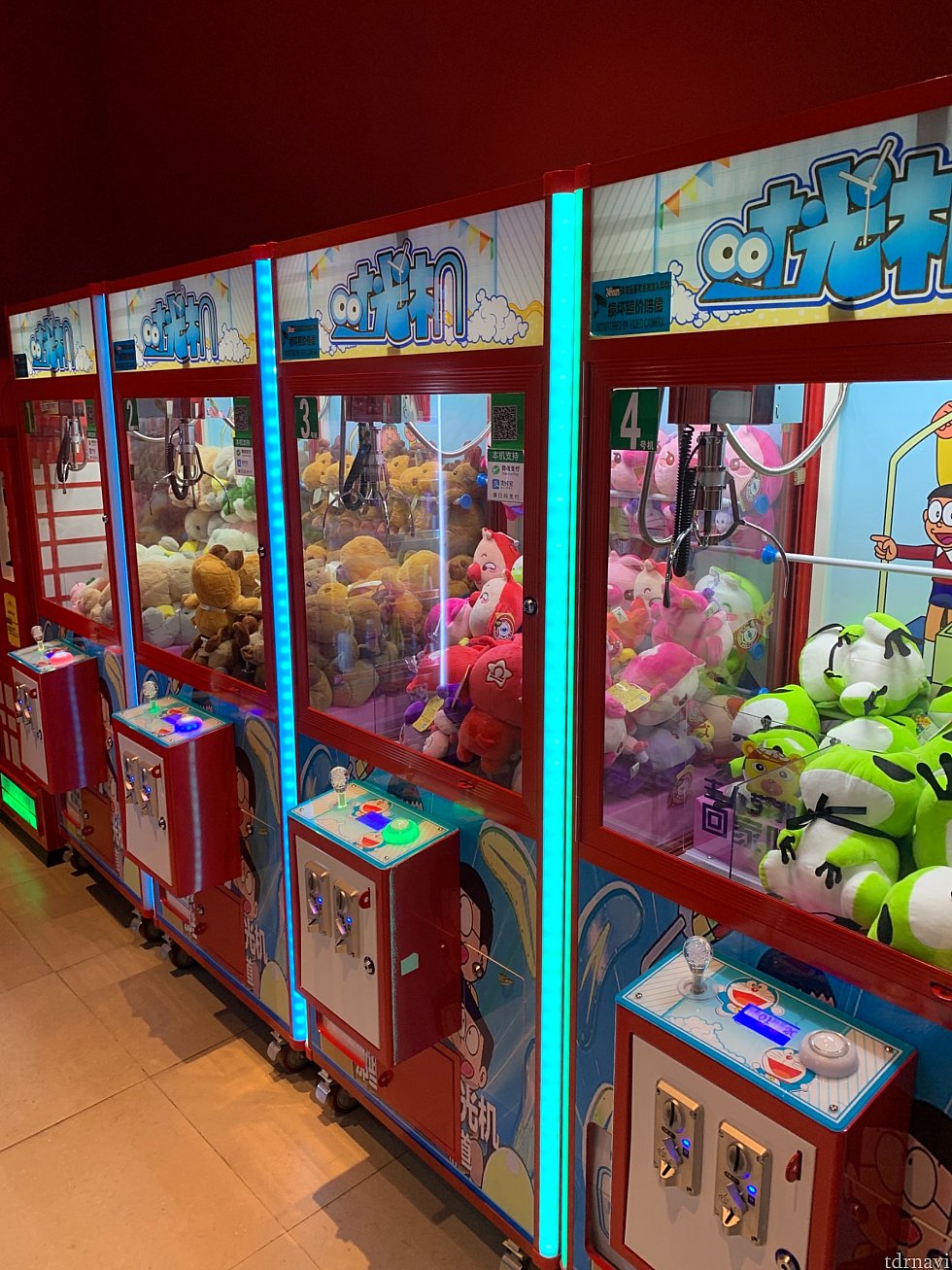 中へ入るとクレーンゲームが。明らかにド●えもんのPOPがあるんですがこれは・・・。