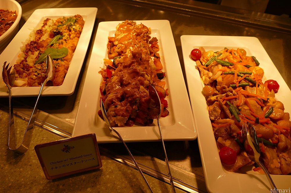 左の油淋鶏みたいな料理がとっても美味しかったです!ラー油がピリッと効いてて食欲そそります!