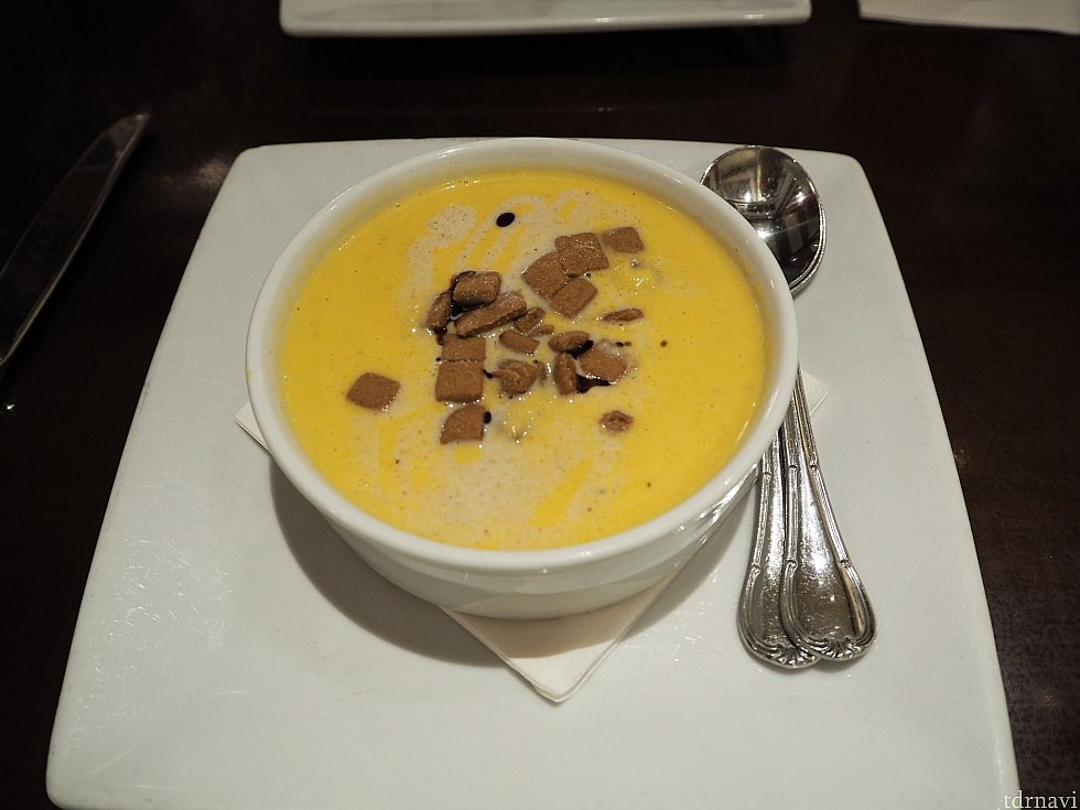 前菜のスープです。
季節のスープという名前でしたので時期によって違うと思いますが、これはかぼちゃでした。クルトンかと思ったらシナモン味のクッキーのようなものでした。写真では比較対象がないので分かりづらいですがかなり多いです。