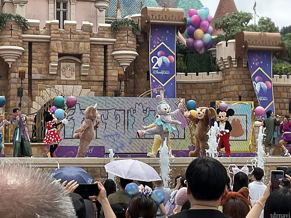 続いてダンスを踊ろうと、4人がレクチャーしてくれます。ちょっとずつ振りを伝授してくれますよ