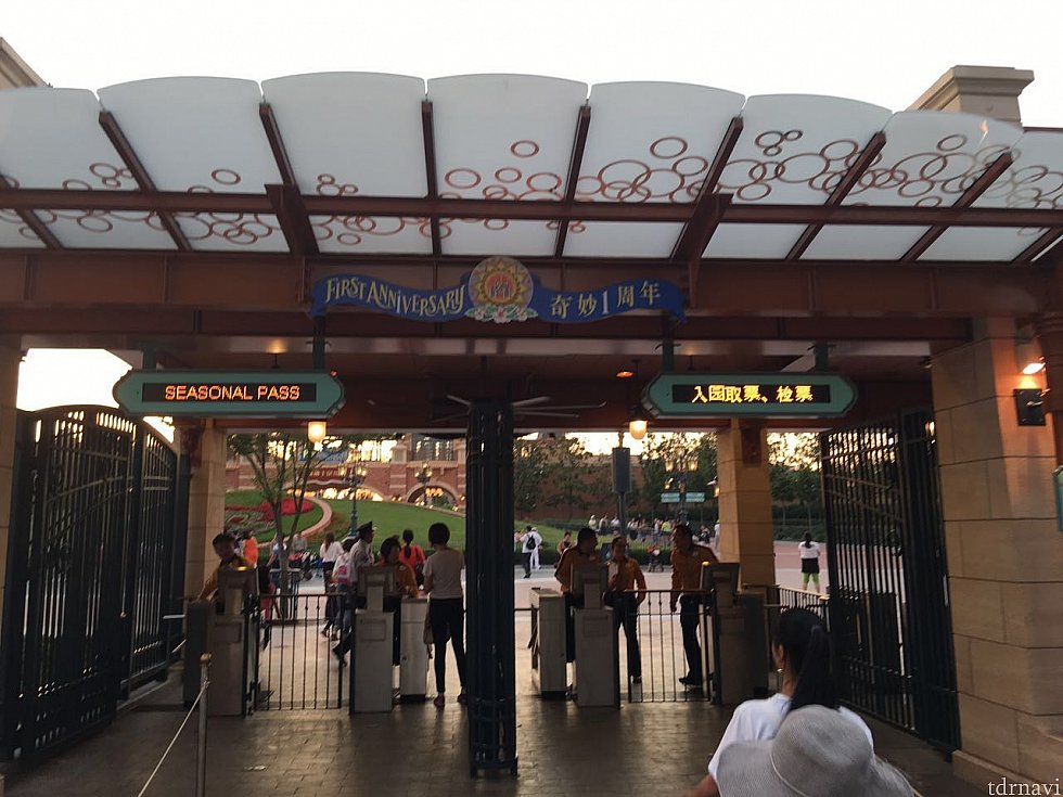 入園ゲートにも1周年の飾り付けがありました。