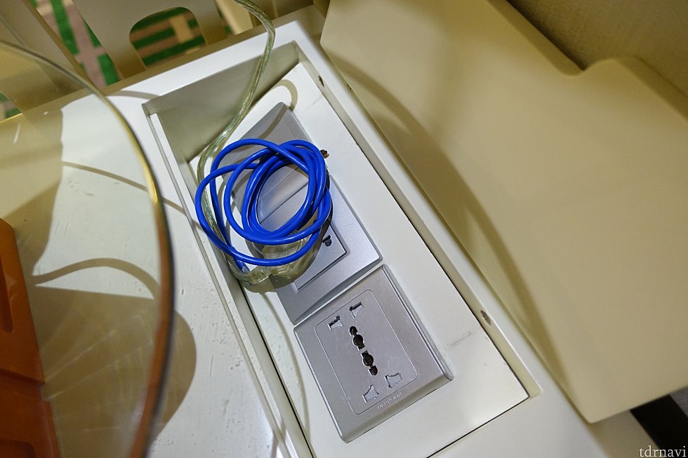デスクのそばにはコンセントと有線LAN。無線LANも飛んでます。