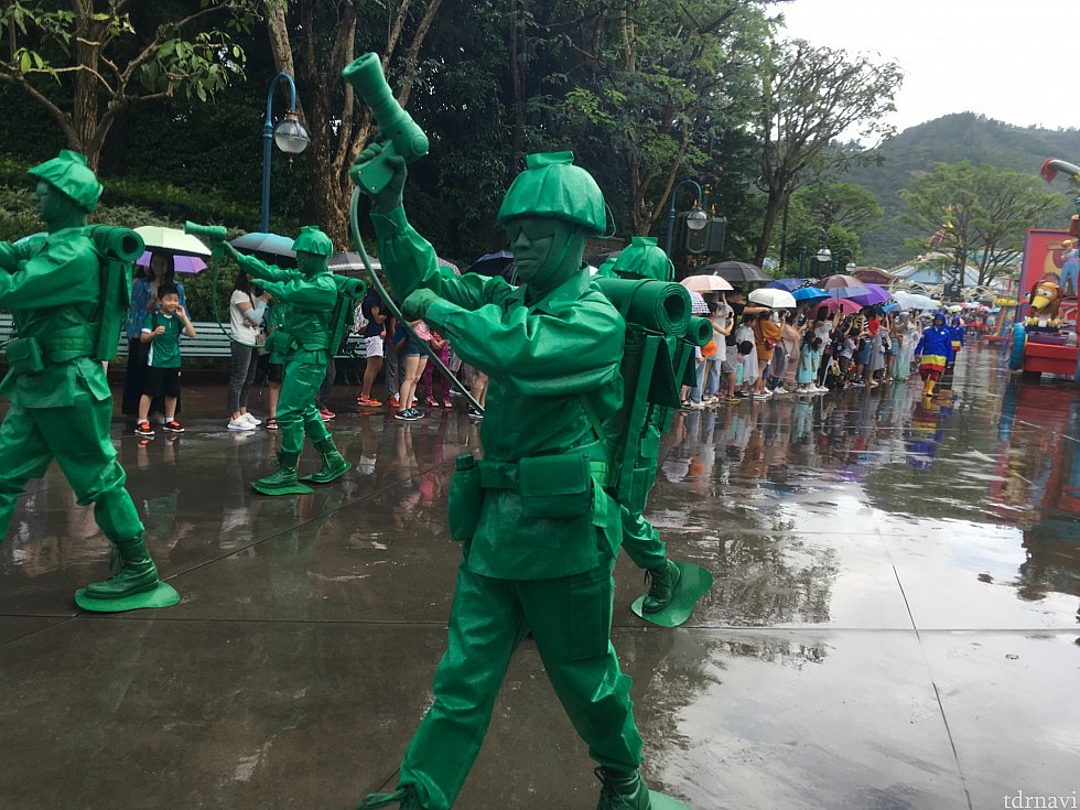 グリーンアーミーメンご一行。水鉄砲ですが、狙い撃ちされると濡れます…!