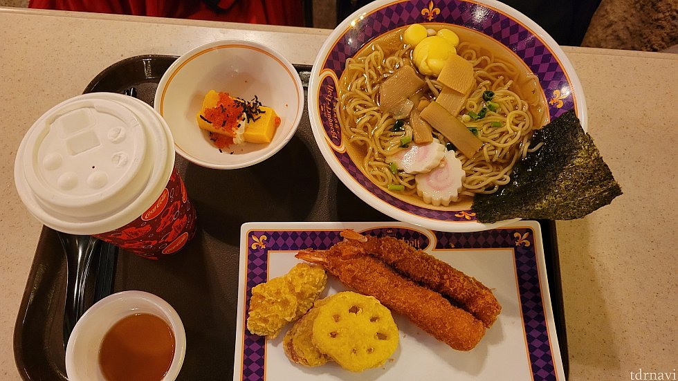 友達が食べていた醤油ラーメンコンボ。少し食べさせてもらったのですが、日本人が食べやすい味!<br>
天ぷらと書いてあるけど、エビフライなのが面白い(笑)