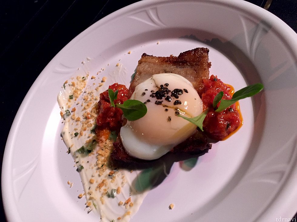 BLT with Crispy Pork Belly, Tomato Jam, and Soft Porched Egg. 豚の角煮のようなお肉が揚げてあり、その上にトマトジャムとポーチドエッグがのせられています。ポーチドエッグがとろ〜りで美味しかったですが、角煮をもう少し厚く切って欲しかった…