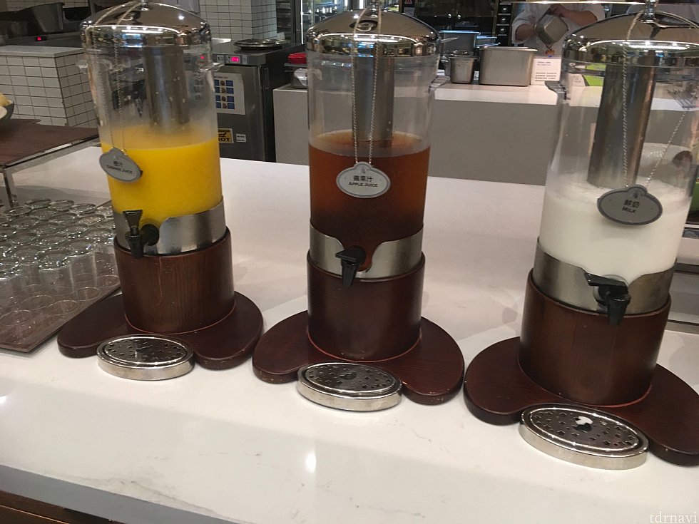 冷たい飲み物はここから。オレンジ、アップル、牛乳があります