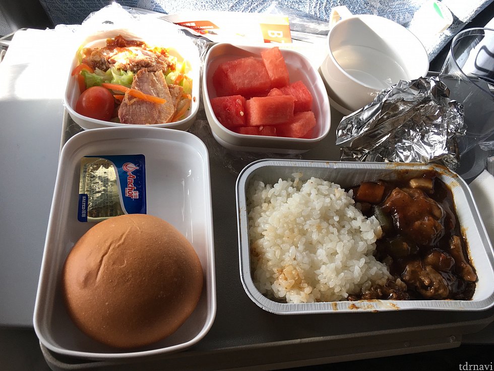 北京→パリの1食目、パンは焼きたてのものを積んでいるようで、機内にはいい匂いが!