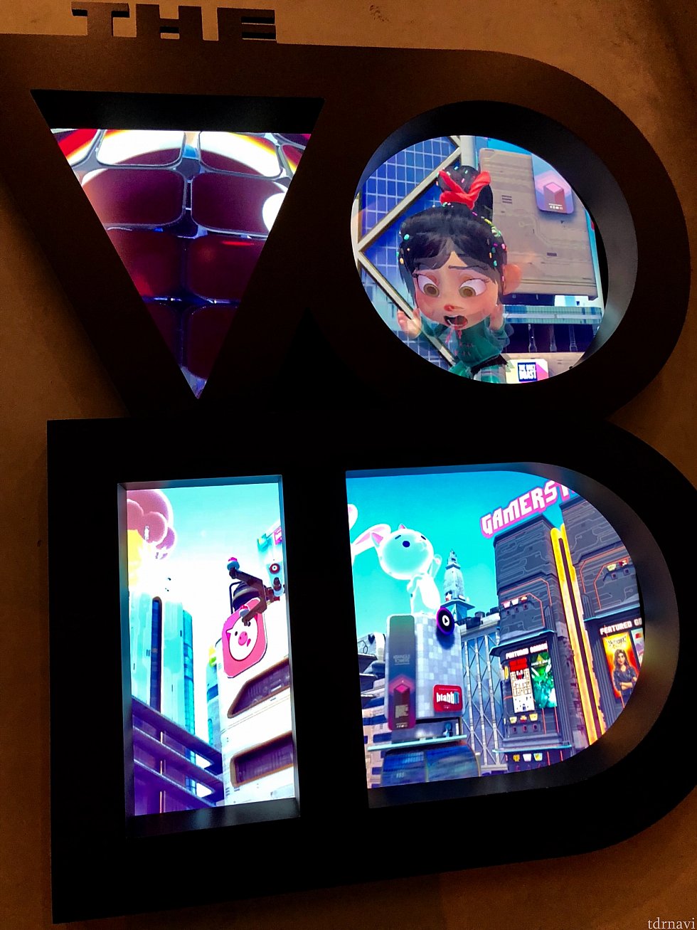 ロビーのスクリーンで、シュガーラッシュVRの映像がちょっとだけ見ることが出来ます。プレイヤーの背の高さがVRの中でも反映されていたのが、意外でした。VRの世界の中でとっても背が高い友達は以上に高く、背の高い友達はめっちゃ小さくなっていてみんなでウケました。