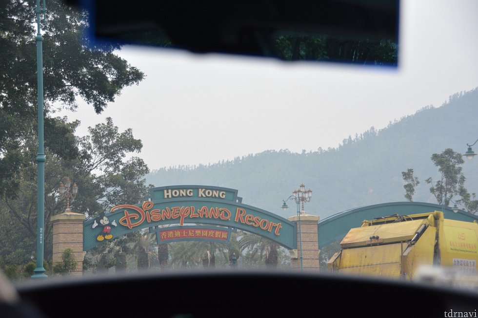 香港ディズニーランドが見えてきました!
キャーキャーしてるとドライバーさんがゆっくりめに運転してくれました!!