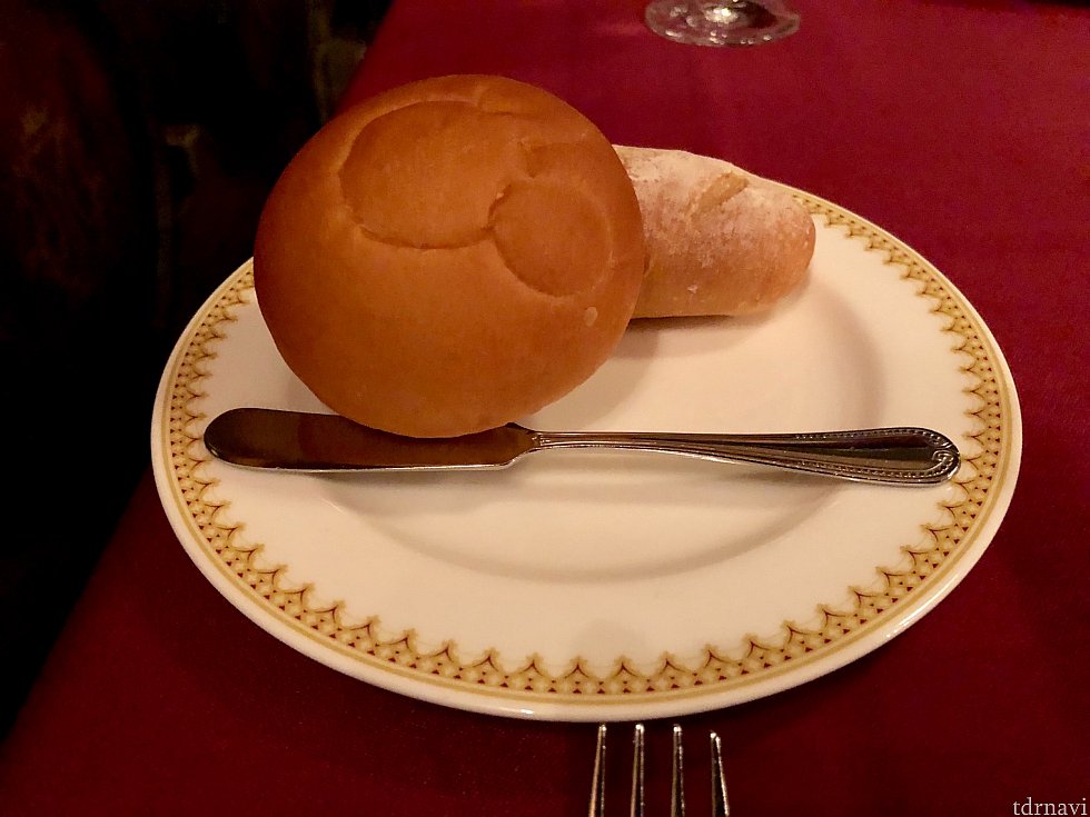 パンはミッキーのパンと2種類あります。
暖かくとても美味しいですよ!
こちらのパンもおわかり自由です!
