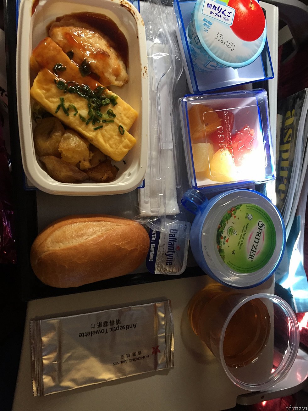 往路の機内食です。甘辛いタレがとても美味しいチキンを選択しました!