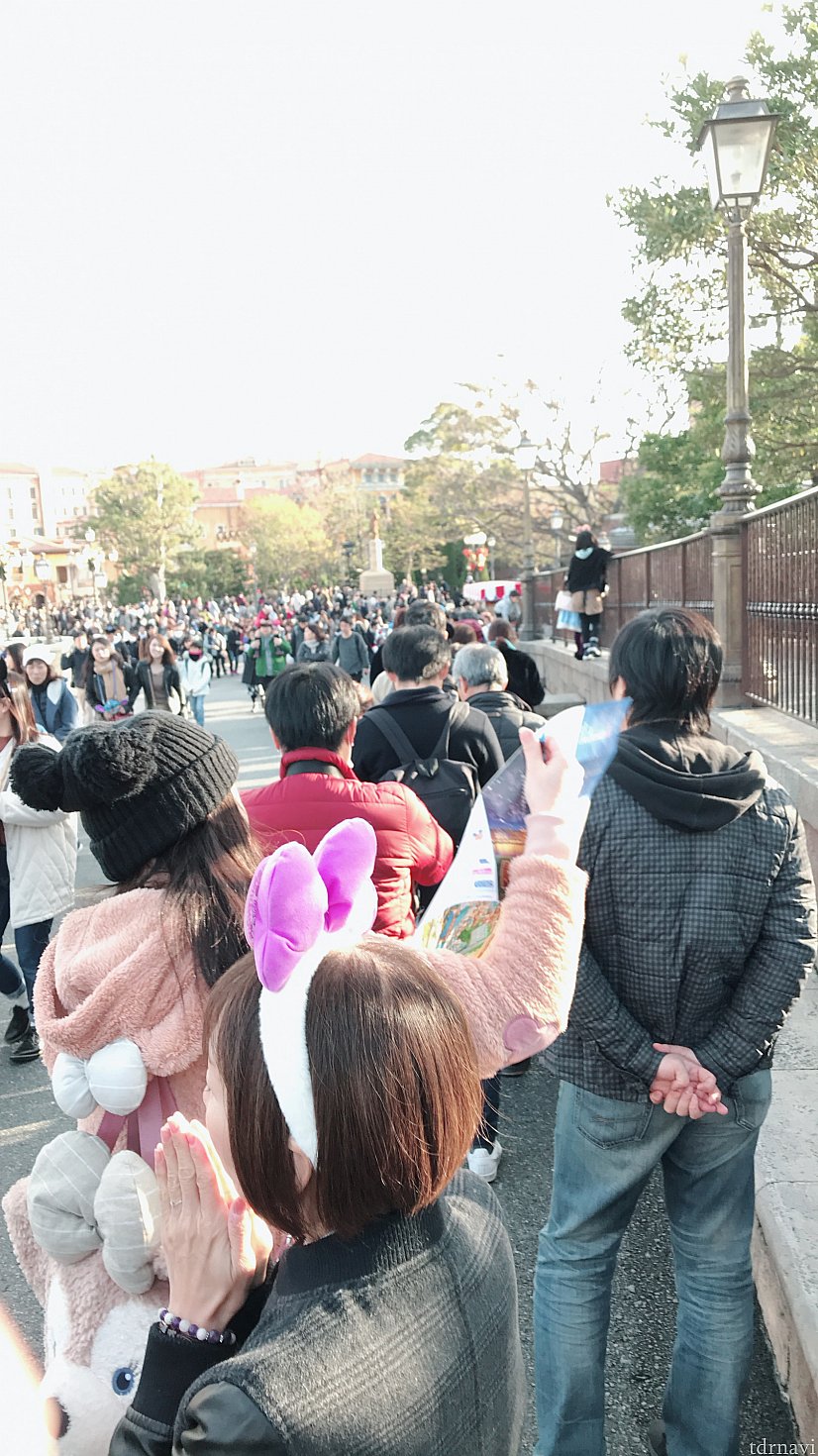 このポップコーンバケット、ものすごい人気で、8時半過ぎにこの長蛇の列!ポップコーンワゴンははるかかなたです。約30分待ちでした。