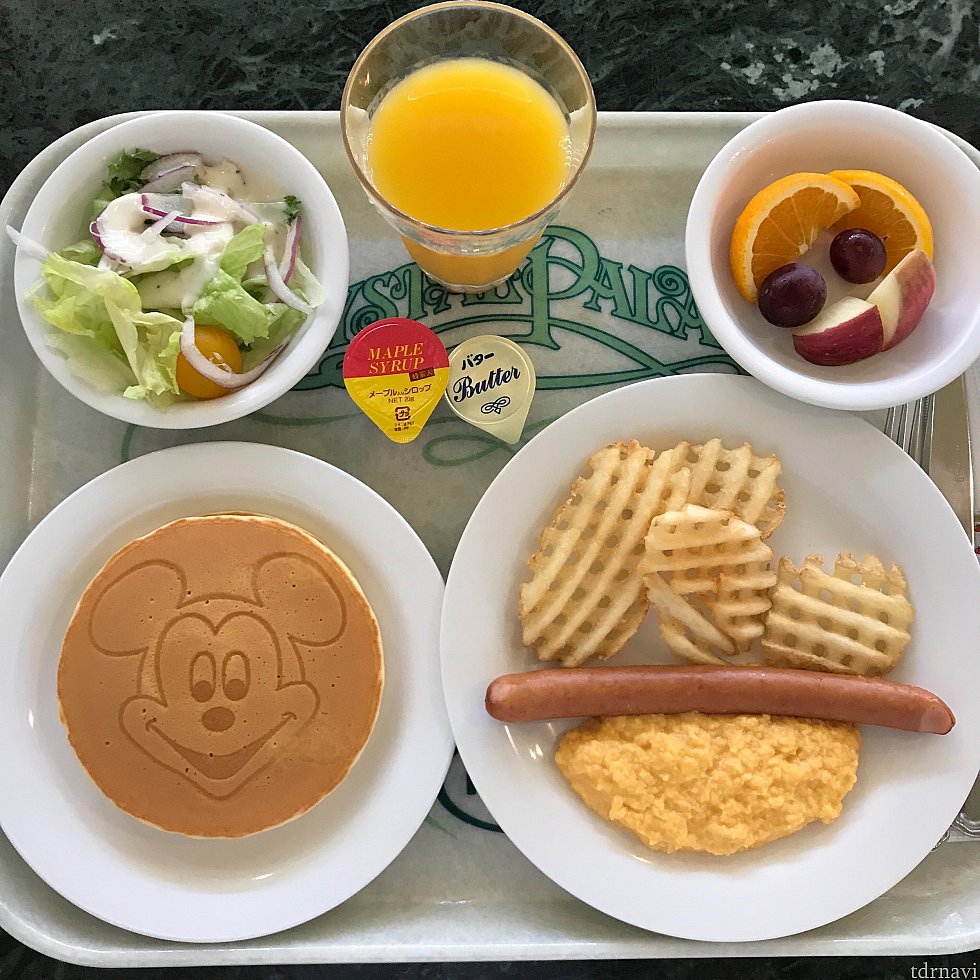 朝食メニューはこちら。個人的に丁度いい量と朝らしいメニューで高評価です。