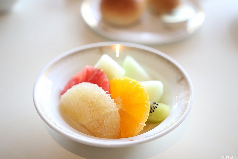 カットしたフルーツもありますよ!朝はまず気持ちの目覚めから素晴らしい1日を♪