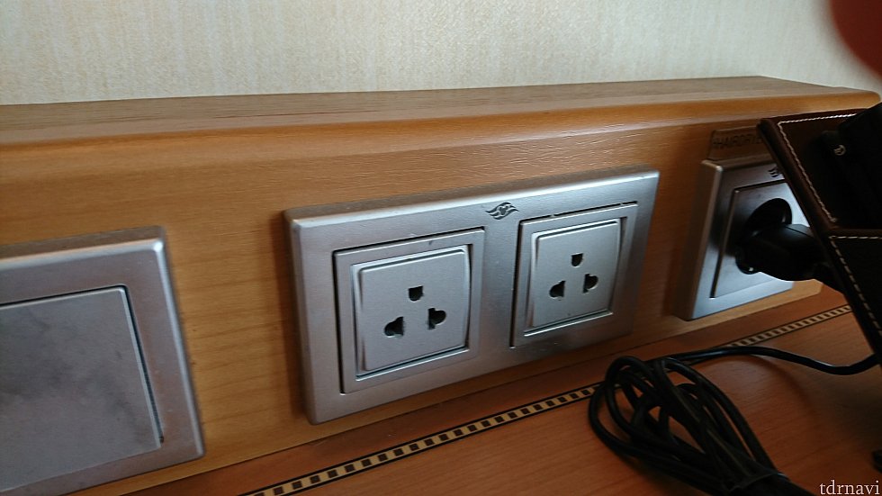 鏡の下に2つ。更に横のはドライヤー専用です