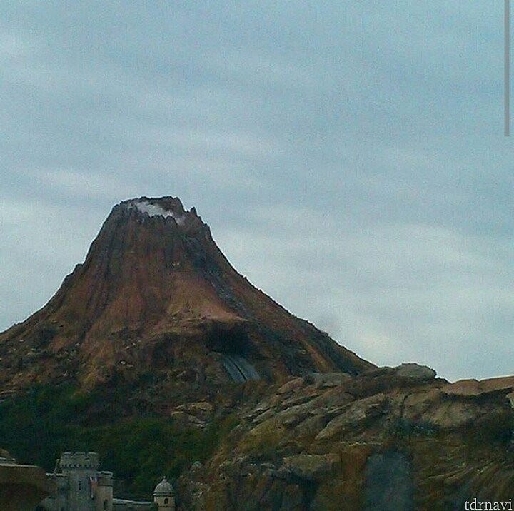 パークは全く見えないのを覚悟してましたが、4階だったからなのか、プロメテウス火山は見えました(笑)