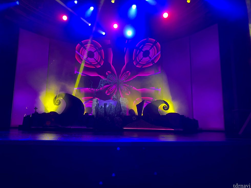 開始前からDJが音楽をかけています
