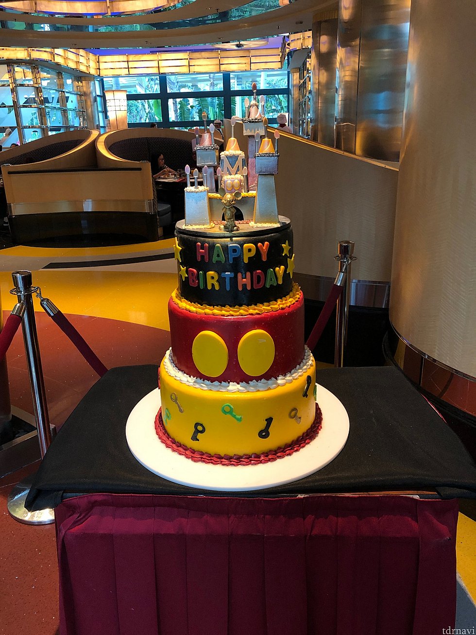 これはミッキーとのキャラグリで使用する撮影用の誕生日ケーキの模型。誕生日だというと、持ってきてくれます。