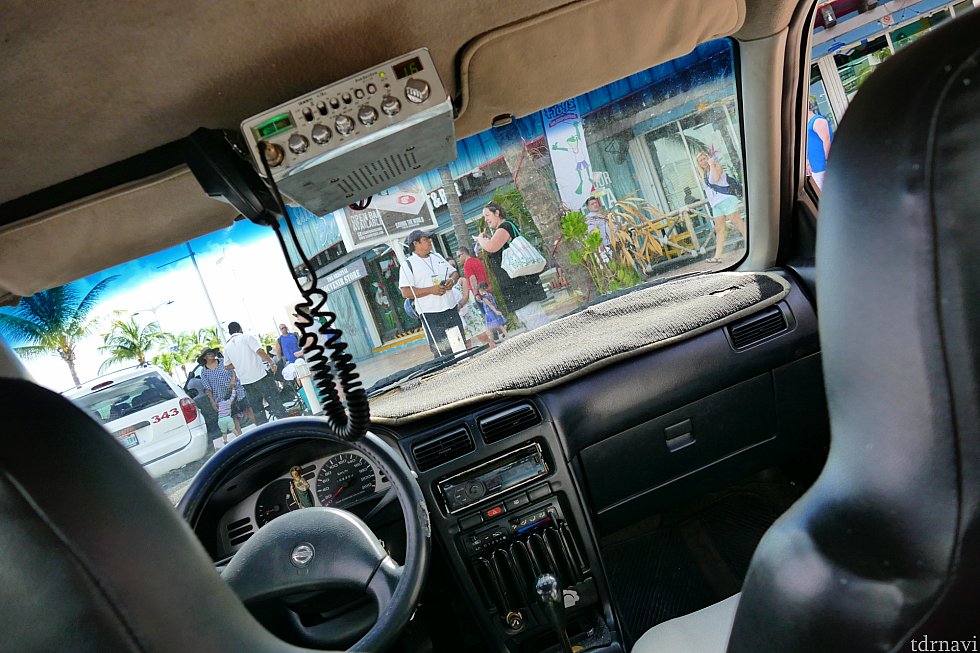 先ほどのカエルくんのお店の前にはタクシーがたくさん止まっています。タクシーでチャンカナブ国立公園へ!ちなみにメーターはありません。片道10~15ドルが相場だと思います。これより高かったら、前来た時はもっと安かったぞ!と言うなどして応戦するか、違うタクシーにしましょう(笑)