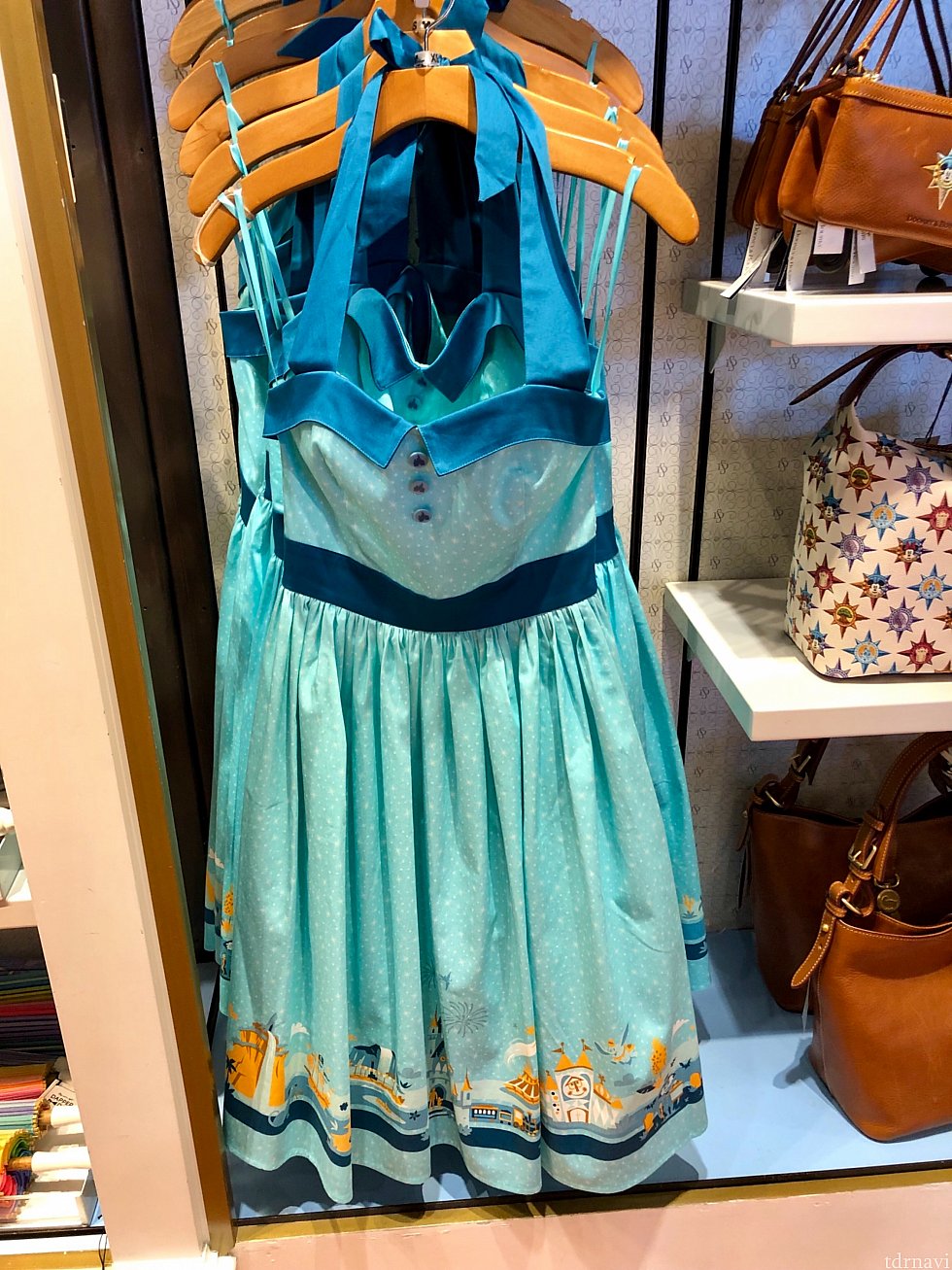 このブルー系の色合わせが本当に綺麗だと思いました。ディズニーのクラッシックアトラクションのドレス。このイラストシリーズのグッズも人気です。$108。