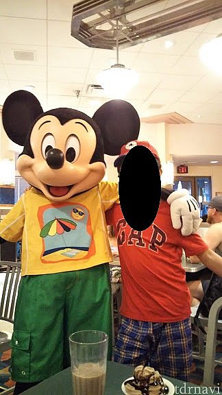 ミッキーも黄色のシャツ!なんか、くだけた感じのお召し物のミッキーです。スーパースターとしてのミッキーではなくのんびりバケーションしてる感じ?