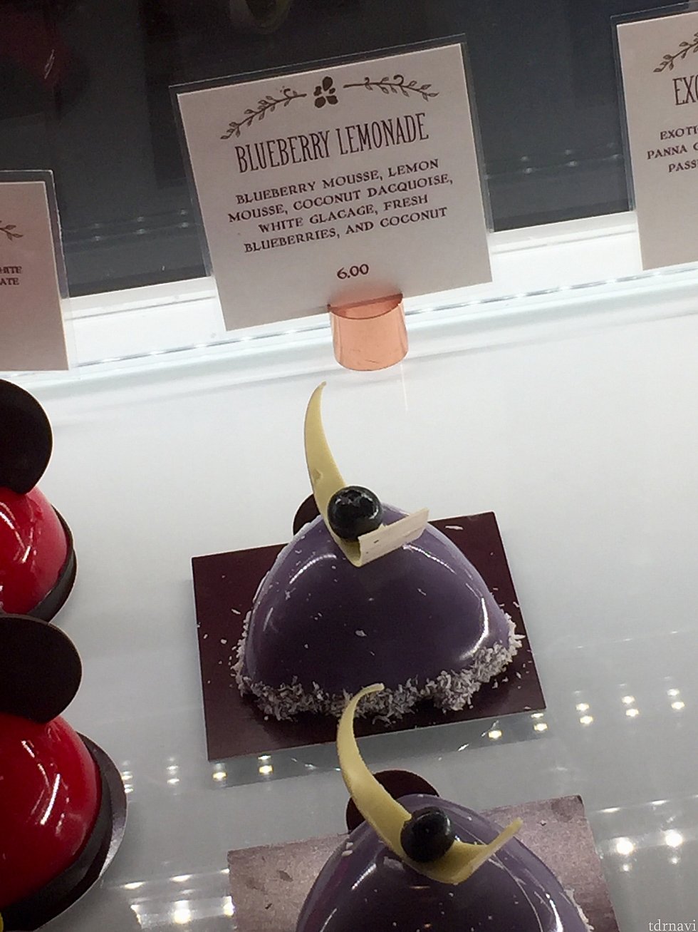 こちらの紫色のケーキをオススメされたので、こちらも試して見ることに。こちらはブルーベリーレモネード。レモンムースが入ったブルーベリームース。$6