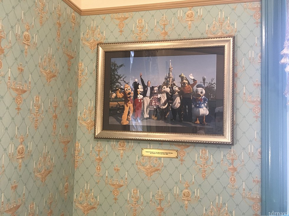 打ち合わせもあったため、私は特別にシティホールのVIPルームでスタートまで待たせてもらいました。壁にはブッシュ米元大統領がパリのパークを訪れたときのものという写真が!