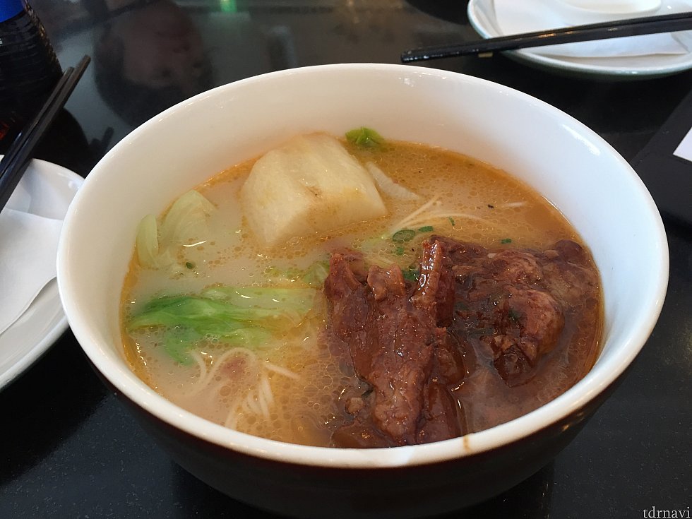 お肉の入った麺。このお肉は骨も柔らかく煮込まれてます。中になぜか大きな大根が入ってるけど、これはおでんの大根と同じ味がする。
