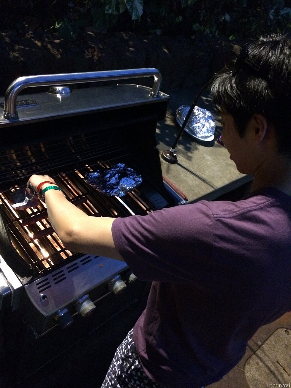 BBQグリルで料理中