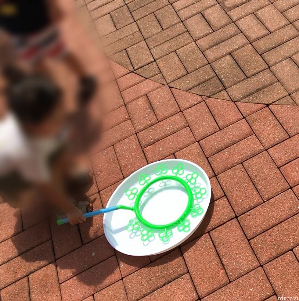 子供達はこのシャボン玉で遊びます。結構デカイ!