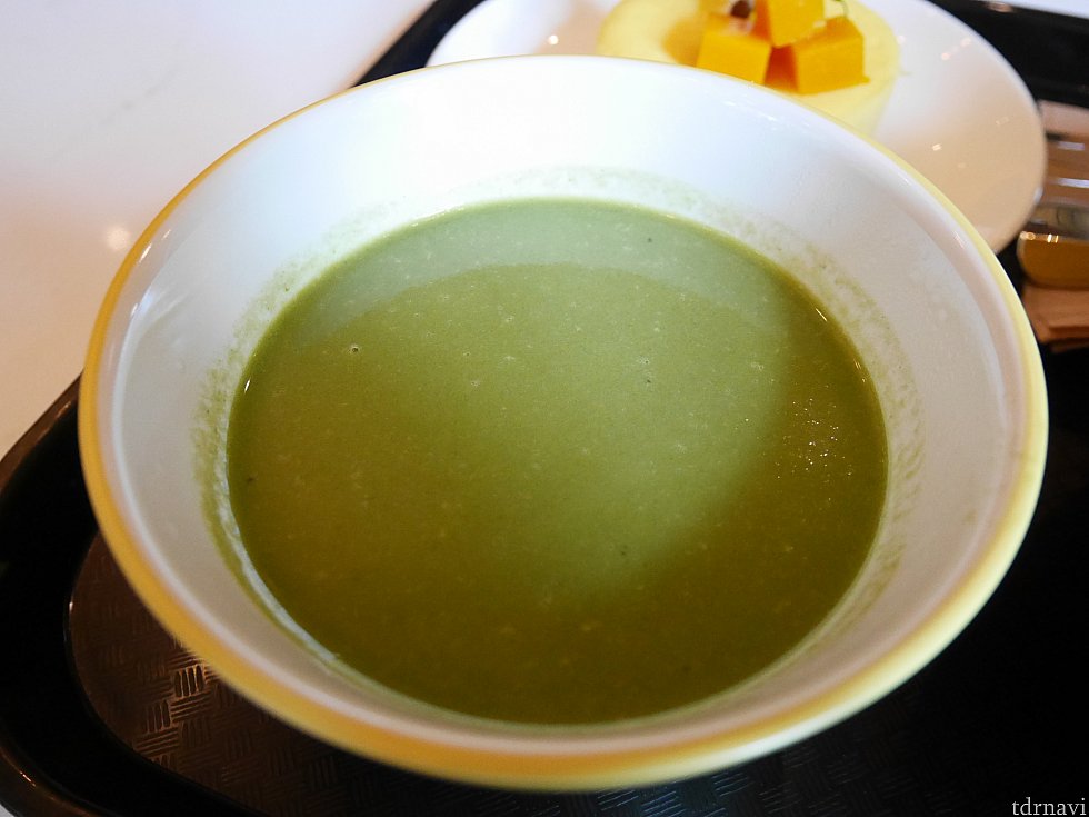 パスタに日替わりの謎のスープが付いてきました。ほうれん草が入ってそう・・・なんだか草っぽかったです。違う時間に見たらオレンジっぽいスープに変わってました。