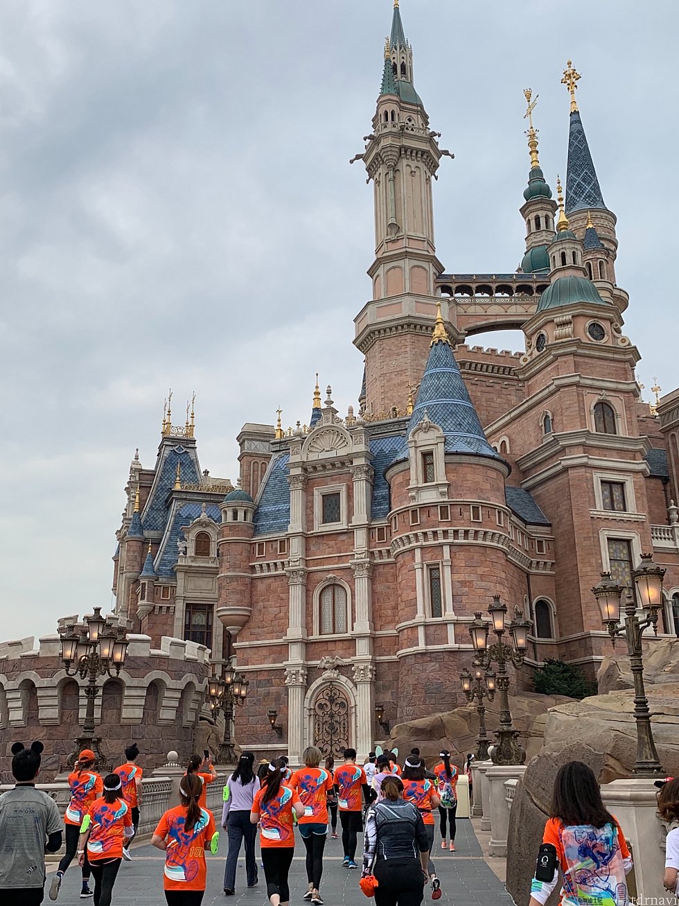 ランナーが城の中を抜けてくところ