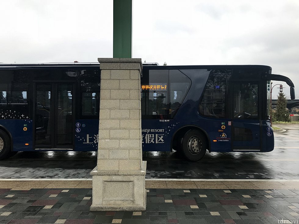Blue busとホテルのキャストさんはおっしゃっていました。深い青のバスです。