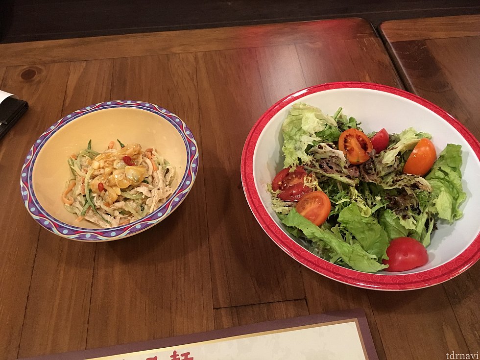 注文後、出て来たのはサラダと前菜。これは自分で選択したものが登場したはず