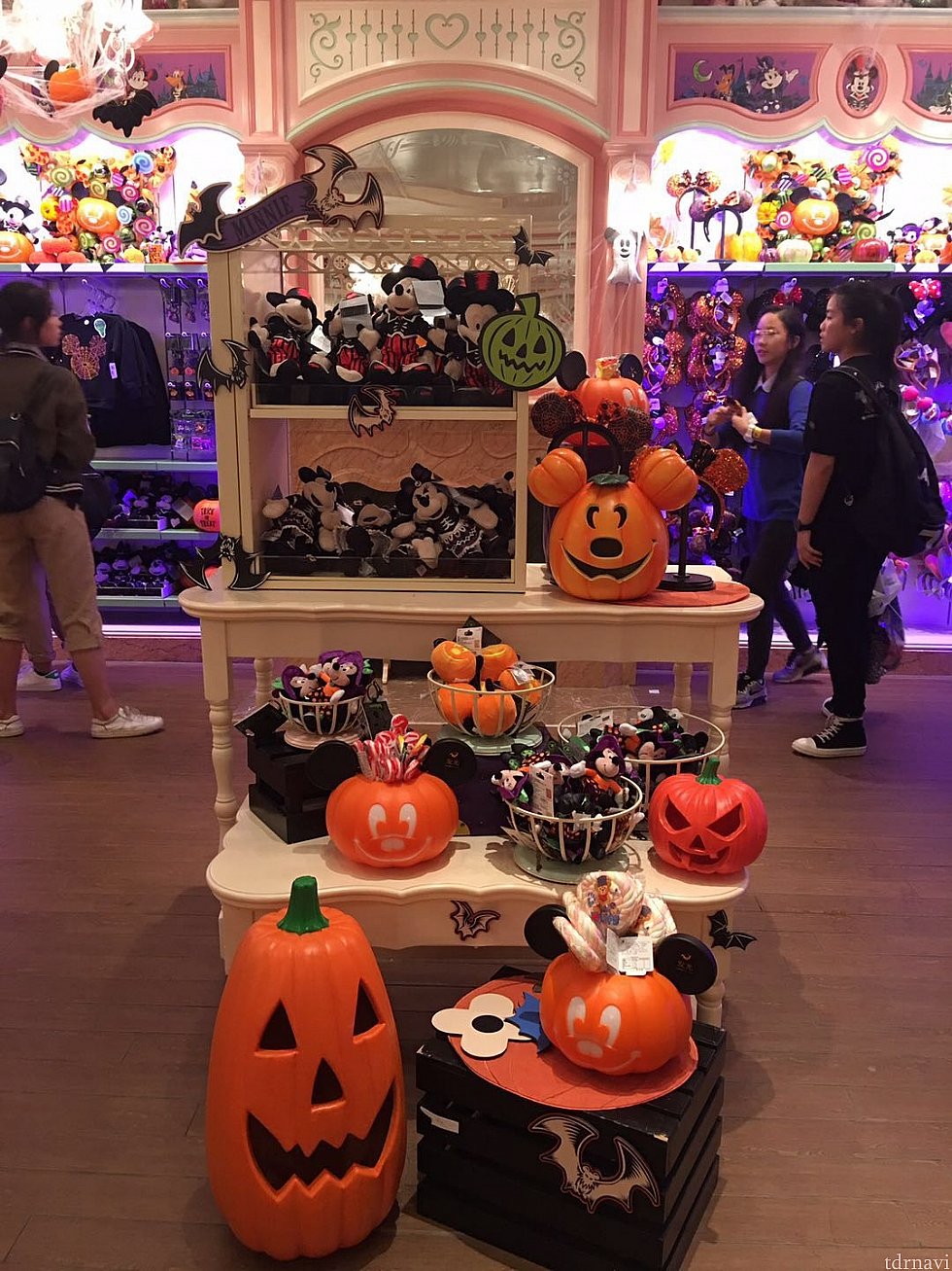 手前にある面長のカボチャ🎃は非売品かな?