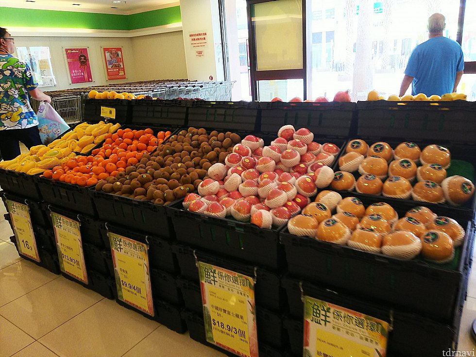 果物や野菜、生肉にお魚。日本のスーパーと同じ並び方です。