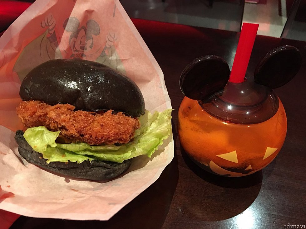 並べて見るとハンバーガー🍔の大きさがわかると思います。
ビッグです!