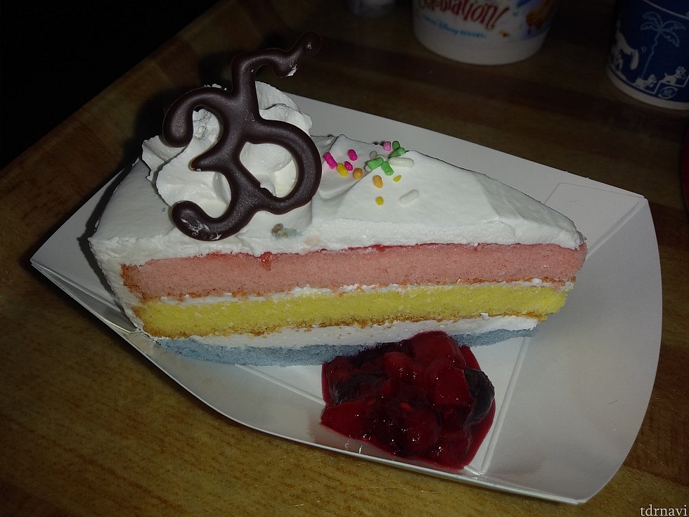 ショートケーキ
ベリーのソースが添えられています🎵