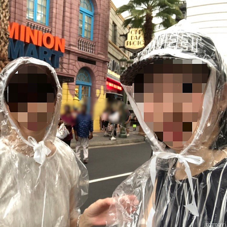 顔をギッュと絞れるポンチョ。5ドル。背中にはユニバのロゴがプリントされています。
こちらでは脱げ、と言われます。