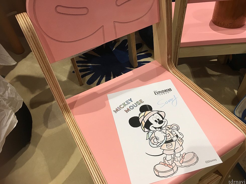 ちょうど私が行った時には塗り絵のアクティビティでした。雨が降っていたこともあり、室内はかなり混雑!私は椅子の上で描きました