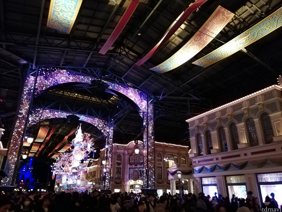 夜のセレブレーションタワー。