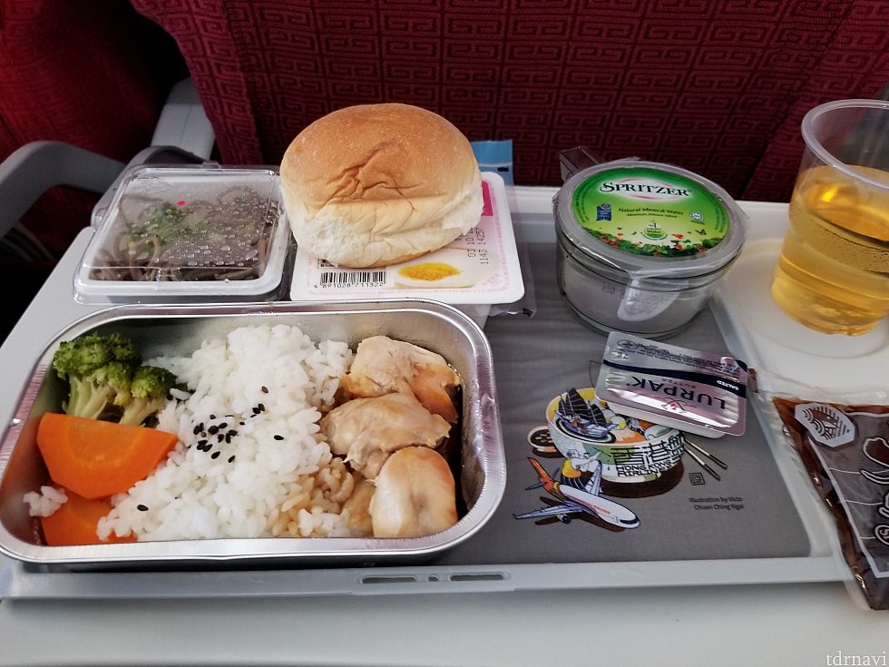 帰りの機内食。行きとメインが違うだけです。でもパンが明らかに行きの便より美味しかったです!香港のパンは美味しい!