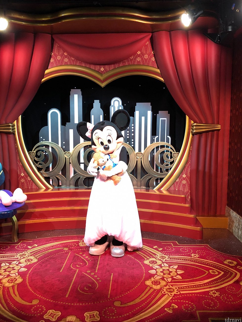 Minnie Mouse
セレブなミニーちゃんでした
私のネイル見て塗り直さないとねって言われました笑