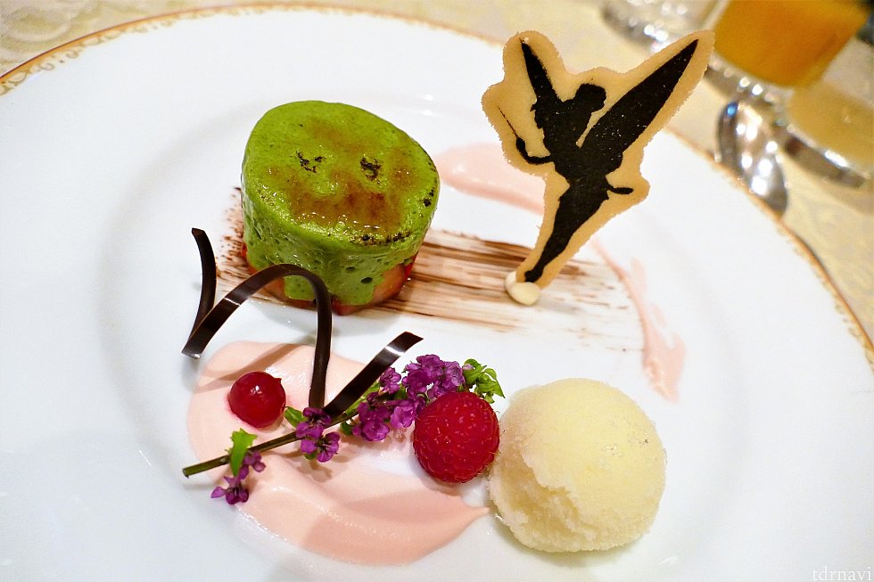 「抹茶のシブーストとオレンジ風味のベルガモットソルベ」 こちらにはティンカーベル(*^▽^*)抹茶のシブーストは、表面がクレーム・ブリュレのようにカラメルを焦がしてあり、最初はサクッと、中身はふわっととろける、最高のデザートでした♪