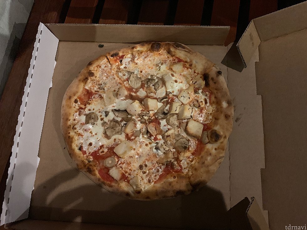 Classic Cheeseにマッシュルームとチキンをトッピングしました。