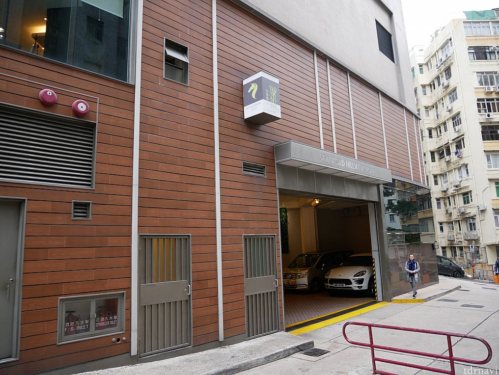 【徒歩ルート2】ナッツフォードテラスを通った場合、このホテルの駐車場内から入り、エレベーターでロビーに行くと坂を登らなくて済みます。