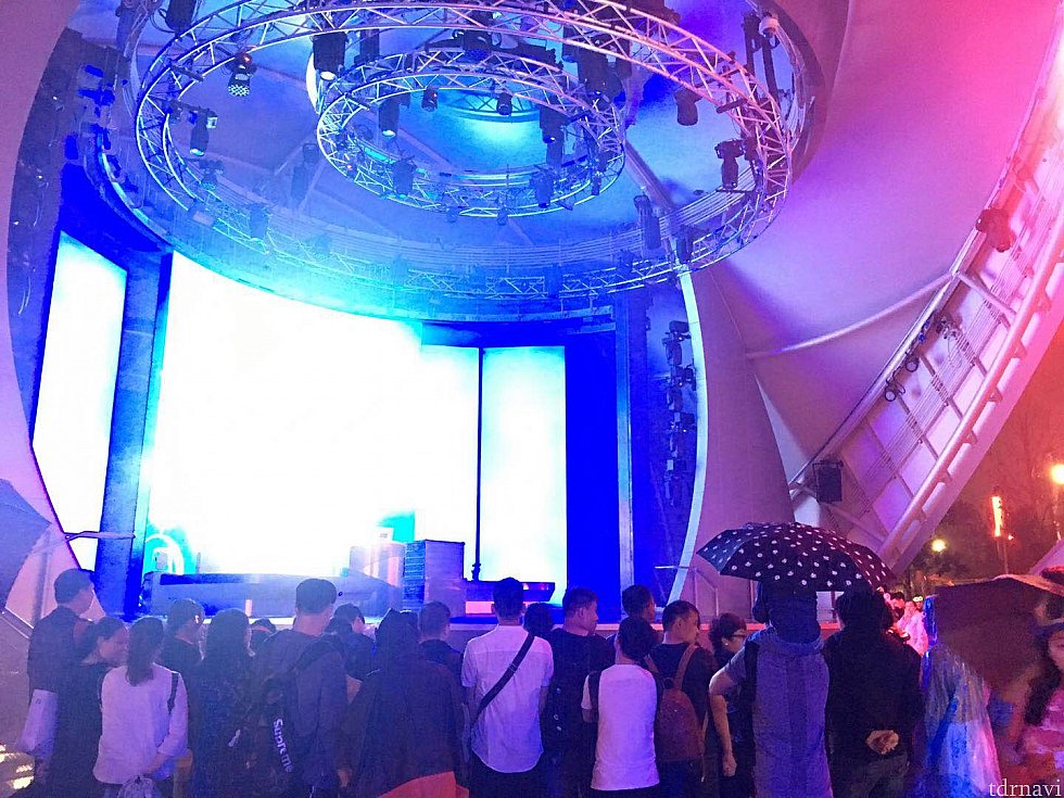 まずはDJが登場!