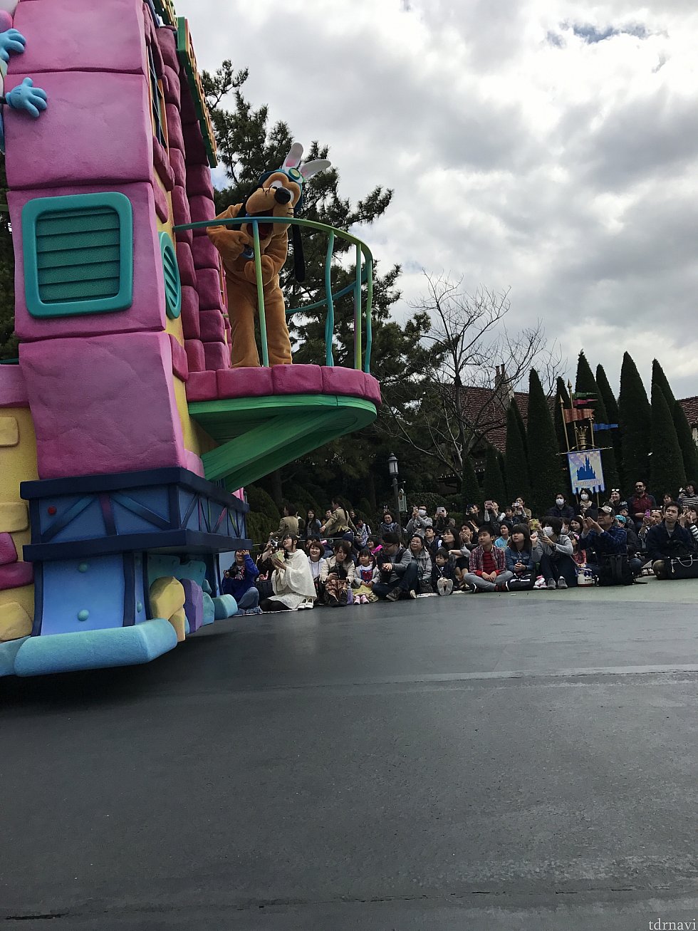 まずはプルート!フロートから煙が出てます